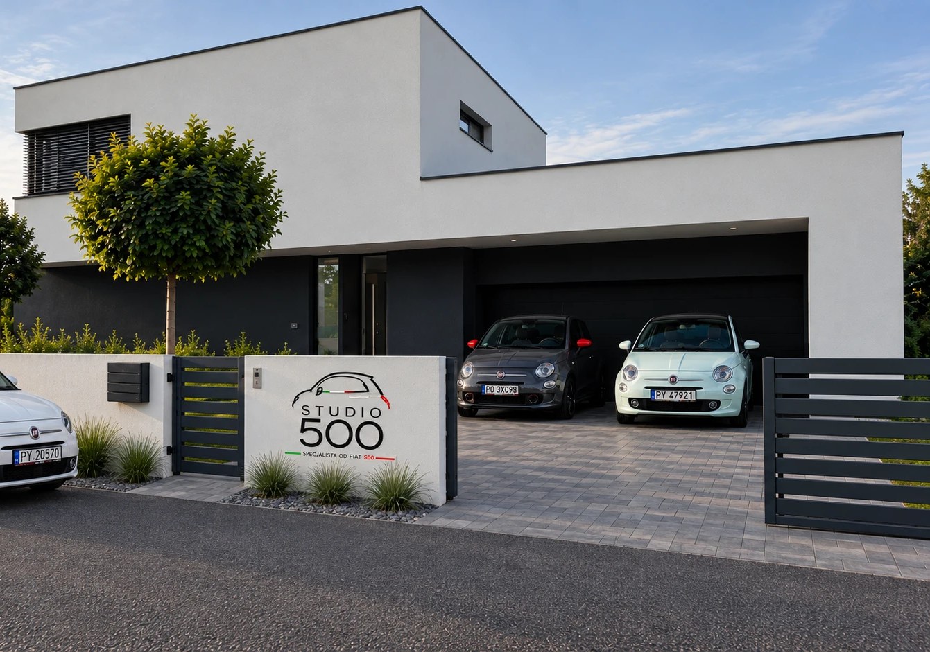 Siedziba Studio 500 w Kiekrzu — Fiaty 500 przed budynkiem