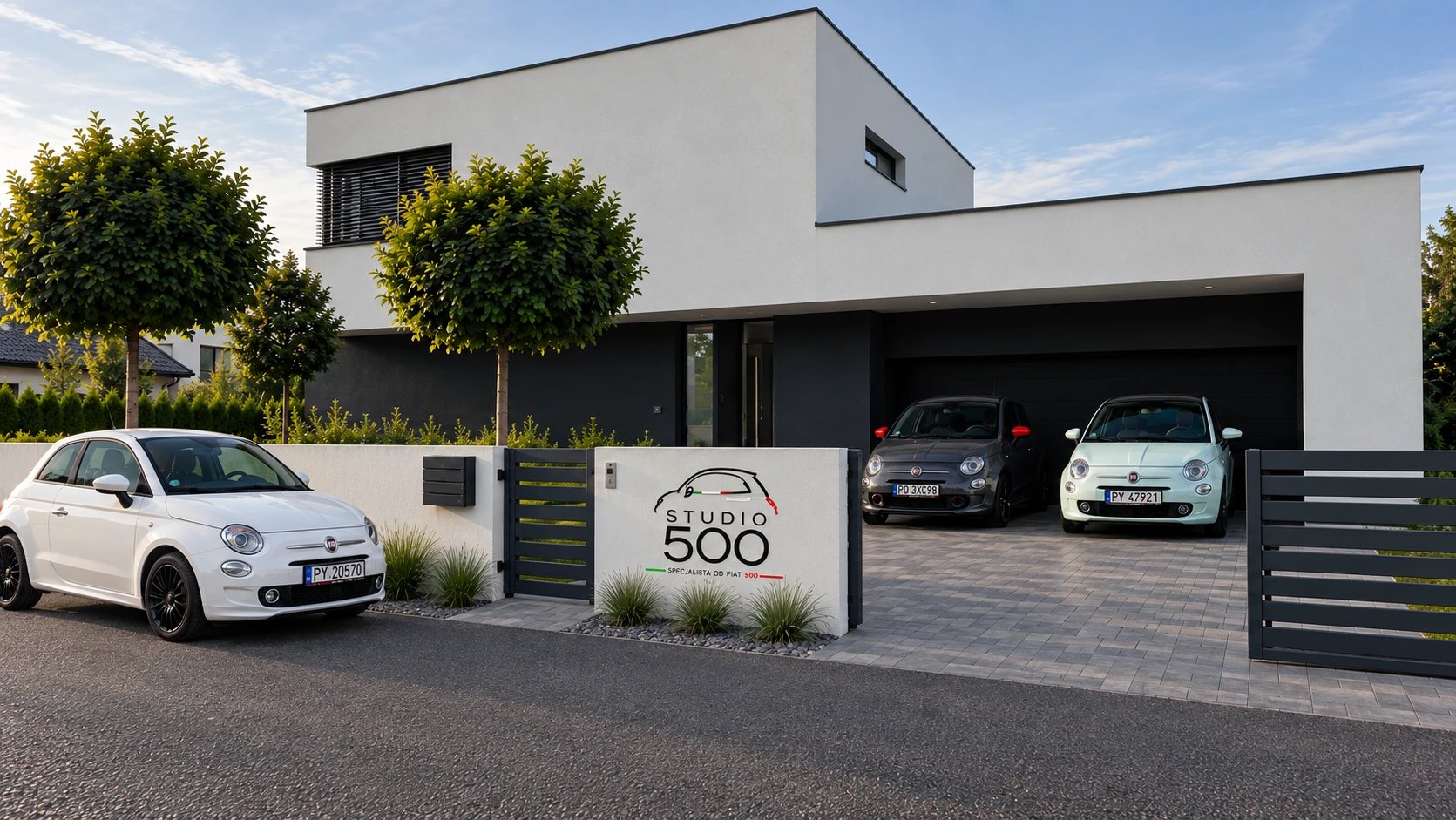 Siedziba Studio 500 przy ul. Ptasiej 35B w Kiekrzu — trzy Fiaty 500 przed budynkiem